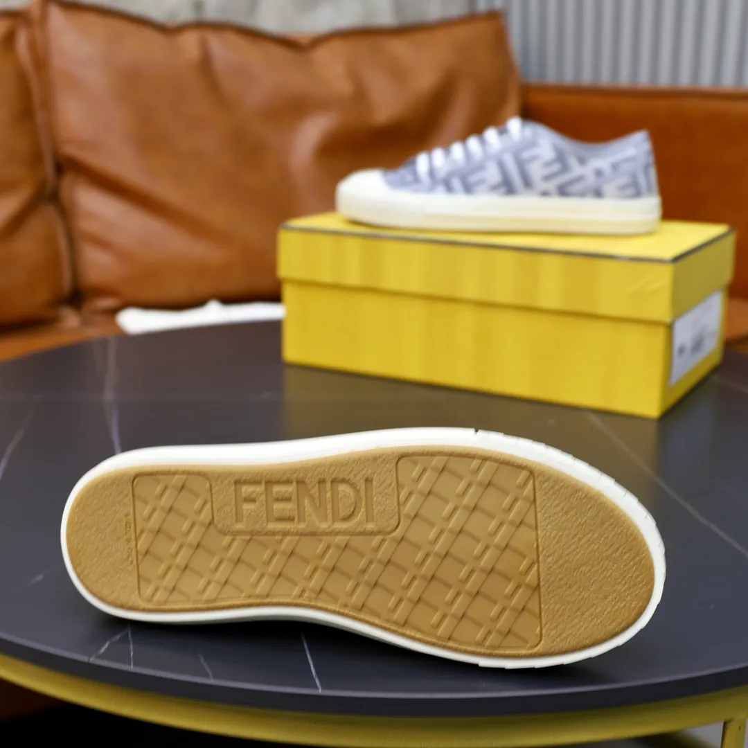 Factory price: 480 original order (couple model) Brand: FENDI Fendi 🙅‍♂️🙅‍♂️🙅‍♂️ Size: Female 35–40, Male 39-44 (45 can be customized) Grade: Official website genuine Material: Imported original LoGO fabric upper Original comfortable lining TPU wear-resistant lightweight outsole Style category: Loafers New trendy shoes Color: actual picture color
